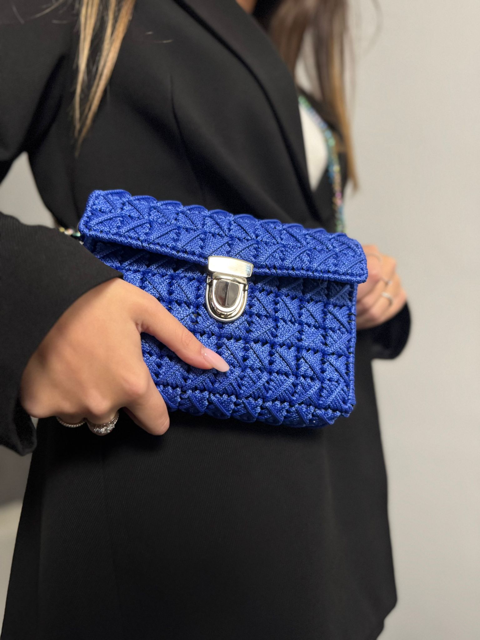 Borsa all’uncinetto blu elettrico con chiusura metallica e tracolla a catena