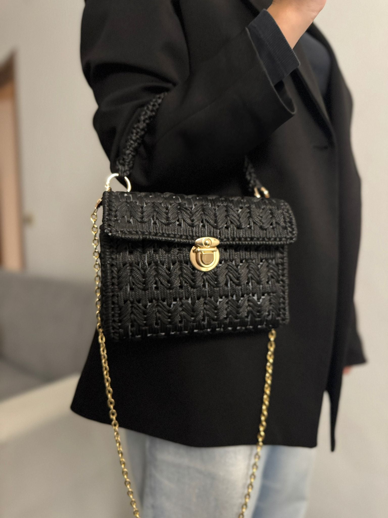 Borsa all’uncinetto nera con catena dorata e chiusura metallica
