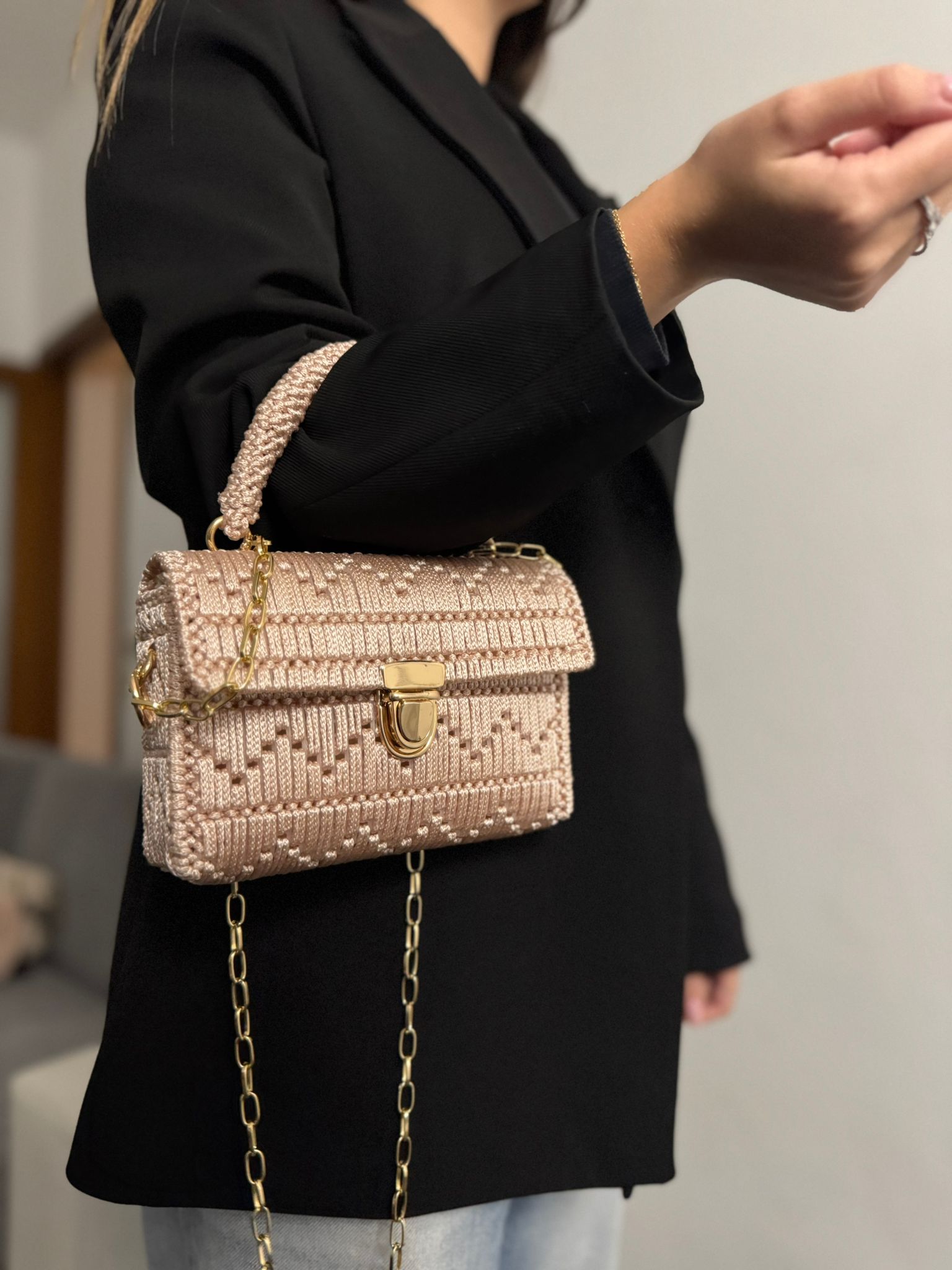 Borsa all’uncinetto beige con catena dorata e chiusura metallica frontale
