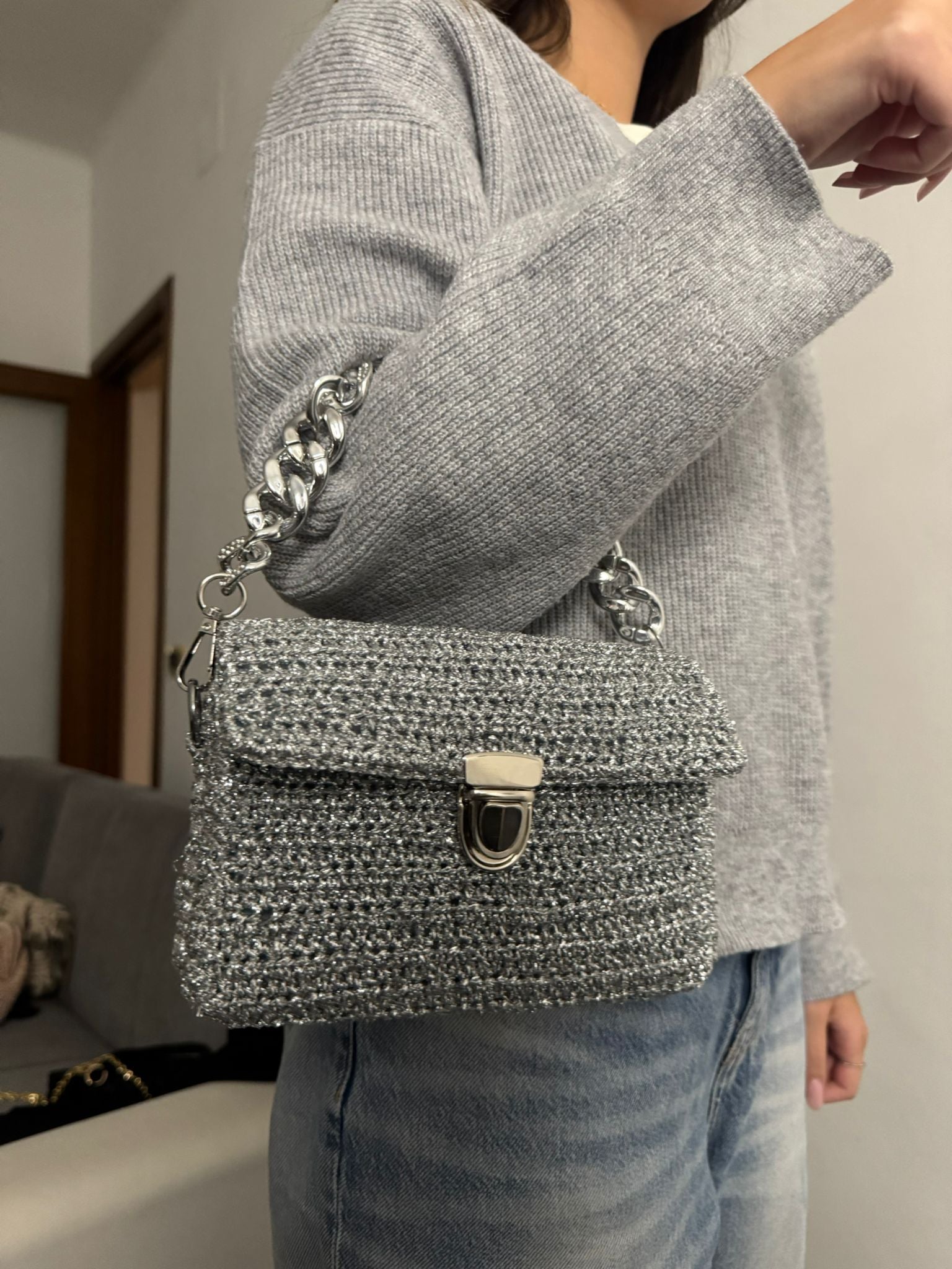 Borsa all’uncinetto argento con catena larga e chiusura metallica